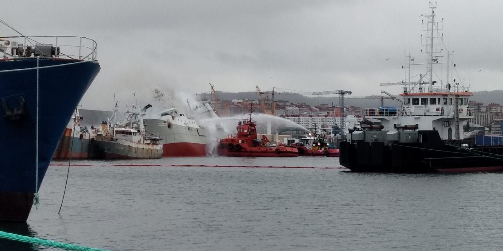 El incendio castiga ya al pesquero de Bouzas con una escora extrema