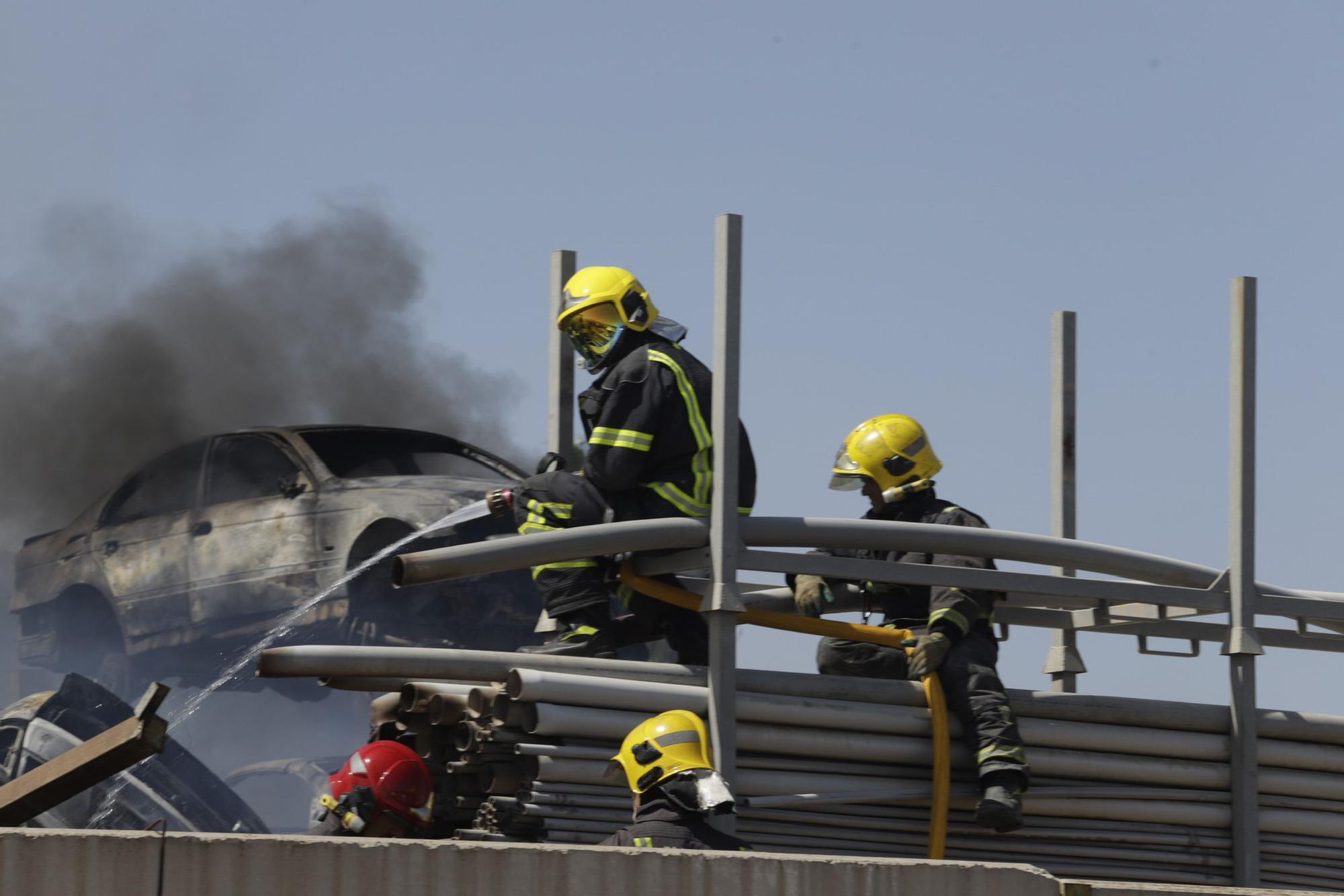 Imágenes del incendio de un desguace en Los Asperones