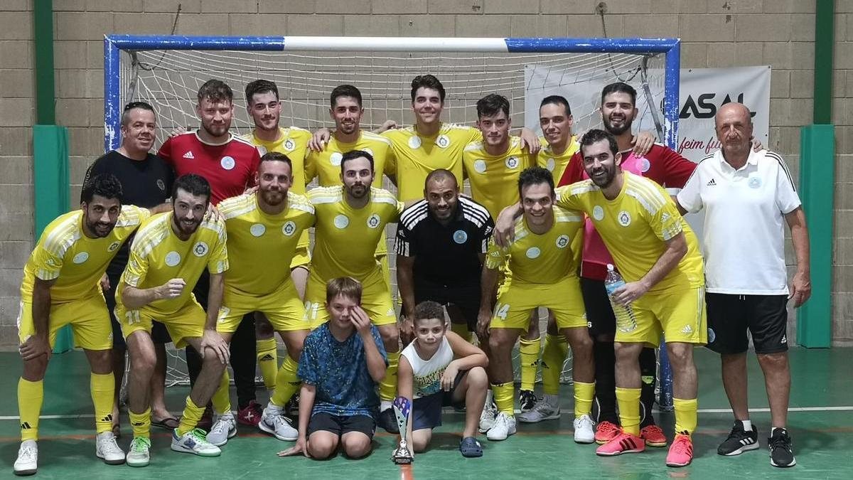 El Muro Futsal posa con la copa del II Torneo Montesión tras ganar en la final al Son Oliva por 8-1.