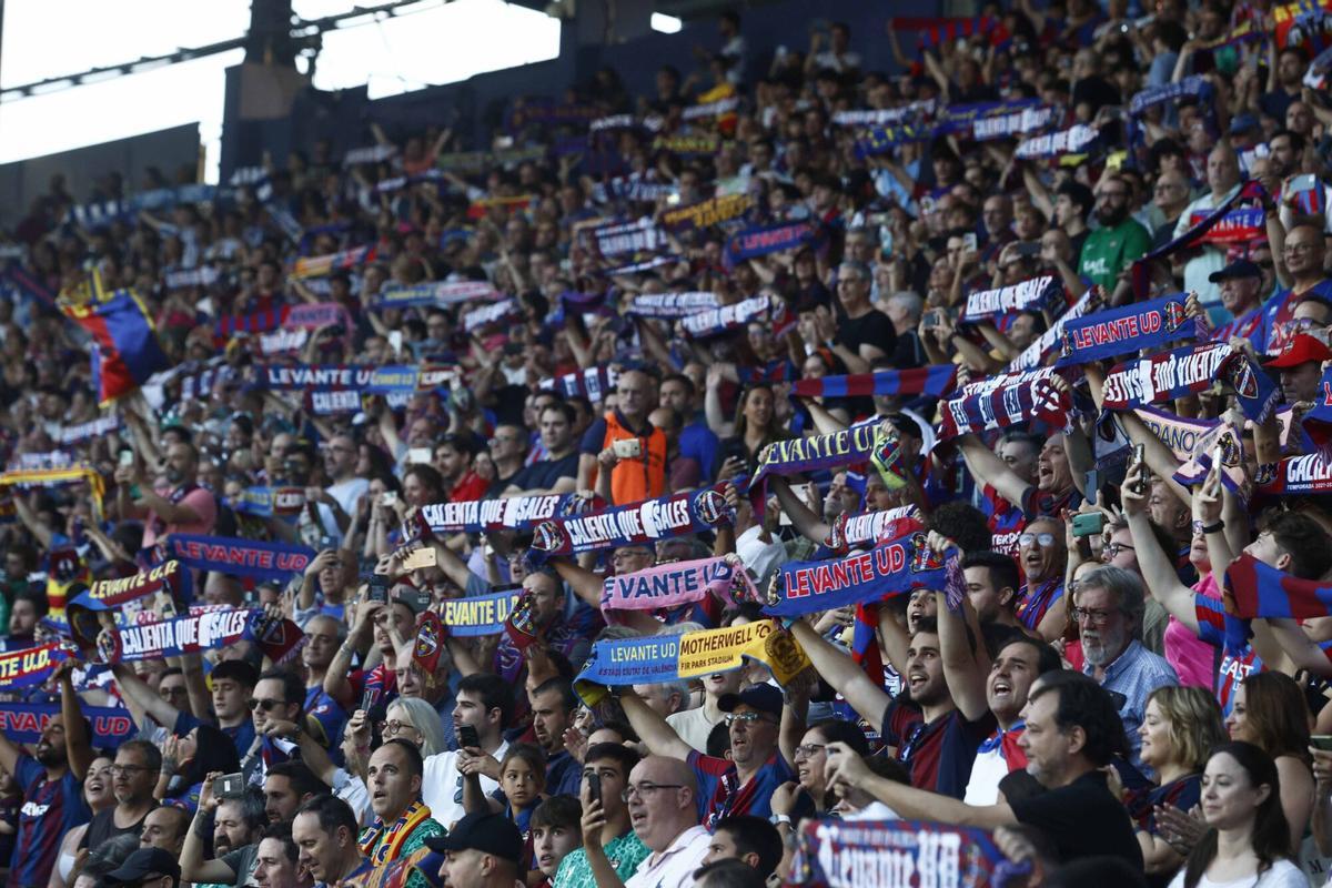 Valencia. Estadio Ciutat de Valencia . Partido playoff Levante UD - Deportivo Alavés . Ascenso a primera división . VLC SPD. FÚTBOL . ESTADIO CIUTAT DE VALÈNCIA . PARTIDO ASCENSO A PRIMERA DIVISIÓN . JUGADORES . AFICIÓN