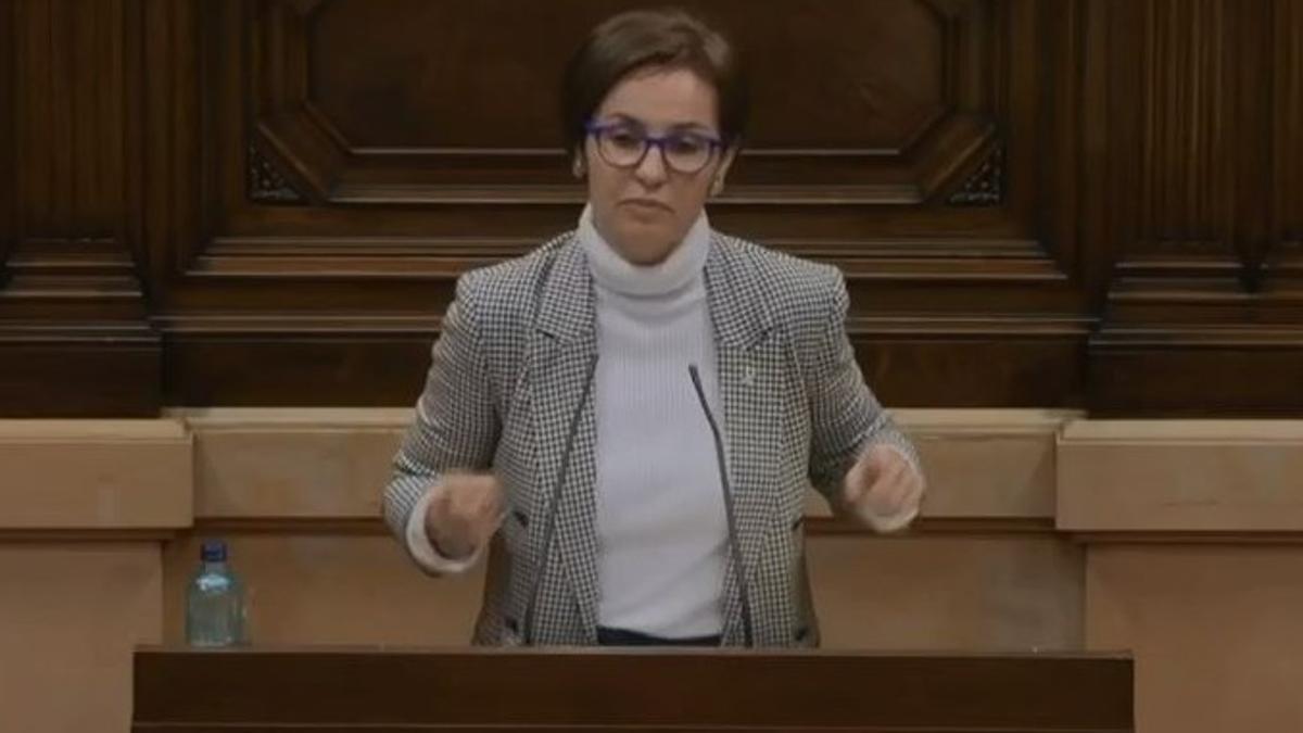 La portaveu d’ERC es refereix al ‘president Illa’ al Parlament