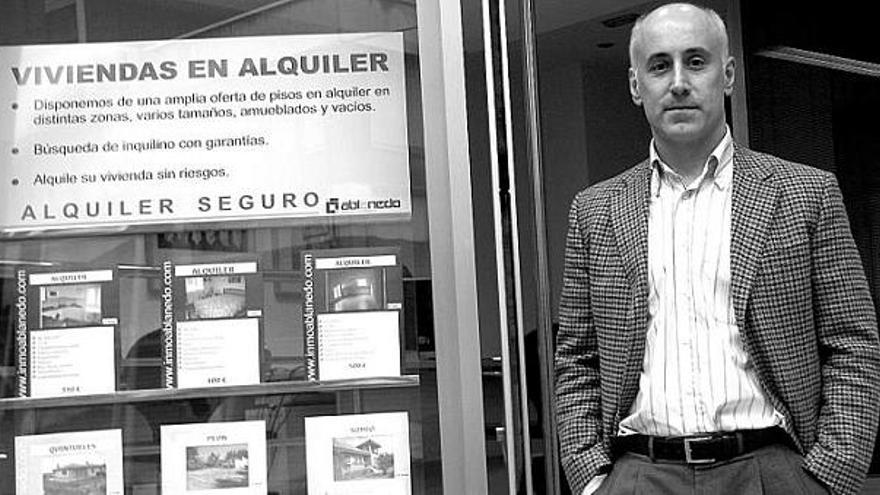 Juan Carlos Ablanedo, a las puertas de su agencia inmobiliaria en Gijón.