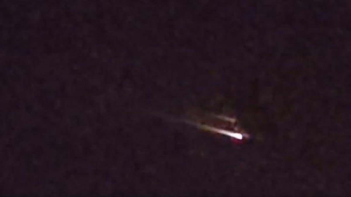Una estela de foc recorre el cel nocturn de Múrcia, València i Mallorca
