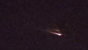 Una estela de foc recorre el cel nocturn de Múrcia, València i Mallorca