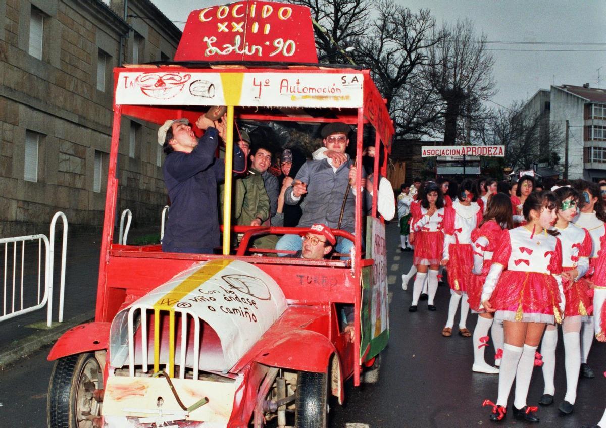 Carroza del alumnado de automoción del IES Laxeiro y comparsas listas para el desfile, en 1990.