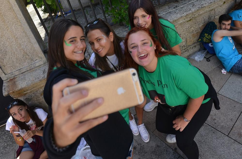 Cientos de jóvenes toman el centro histórico en la primera “noche de peñas” de 2017