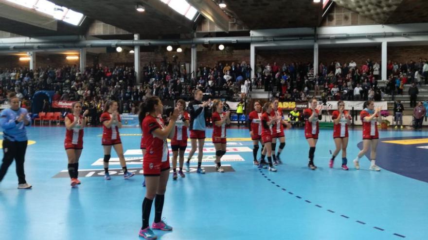 Las jugadoras del Mecalia, desoladas, saludan a su afición tras el partido.// Federación Gallega de Balonmano