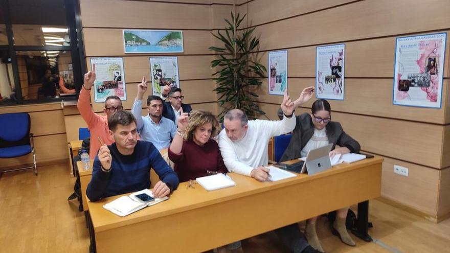 En los dos primeros bancos, grupo del PP de Moaña. | S,Á.