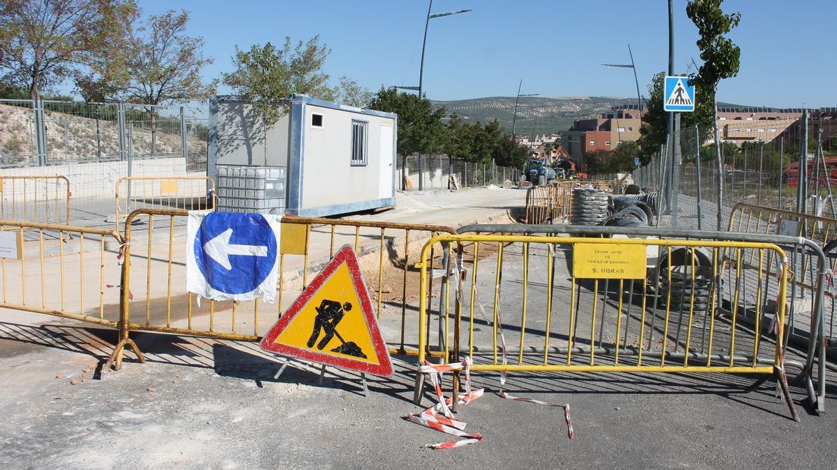 Calle en obras por la intervención del Ayuntamiento de Lucena.