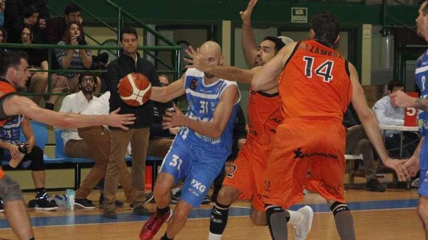 Miso tratando de ser frenado por dos jugadores del Lleida. // S.A.