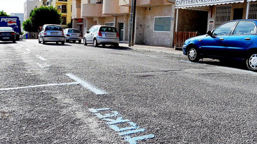Plazas de aparcamiento de la zona azul en la calle Estrella de Sant Antoni.
