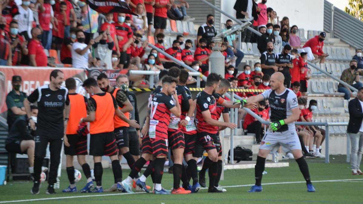 Los jugadores del Salerm Puente Genil celebran un goi junto al banquillo en el Manuel Polinario.