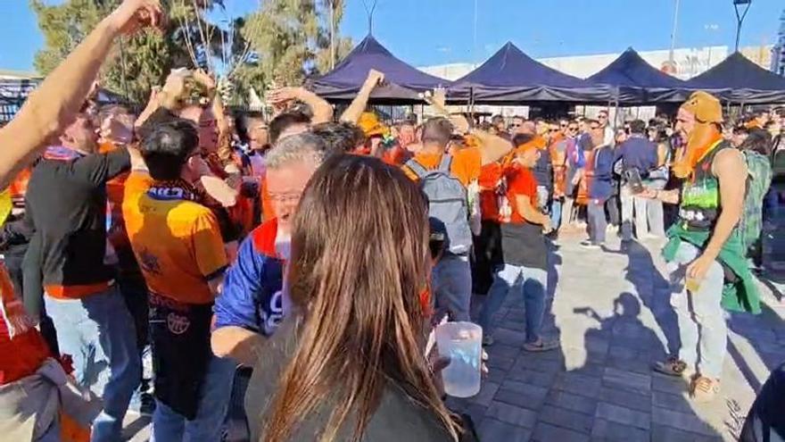 La afición del Valencia Basket, en la previa del Roig Arena