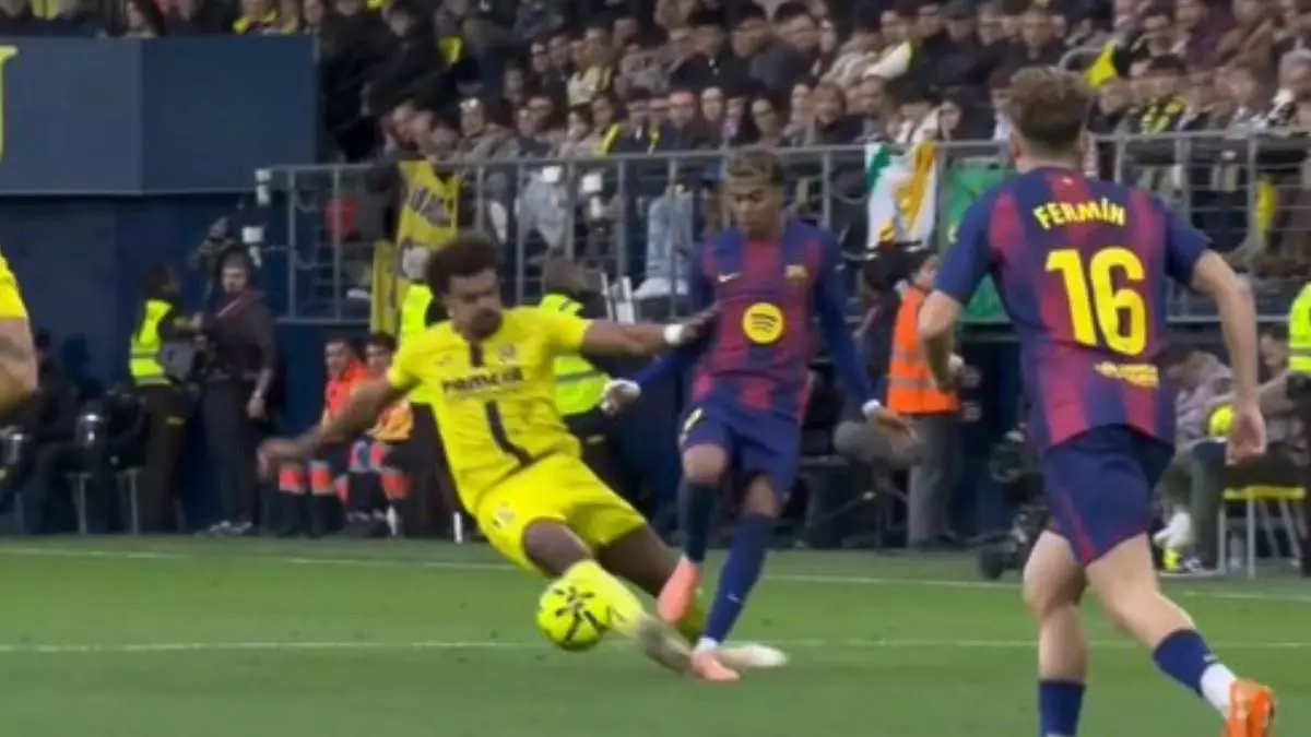 La entrada terrorífica de Renato Veiga sobre Lamine Yamal que le costó la roja directa