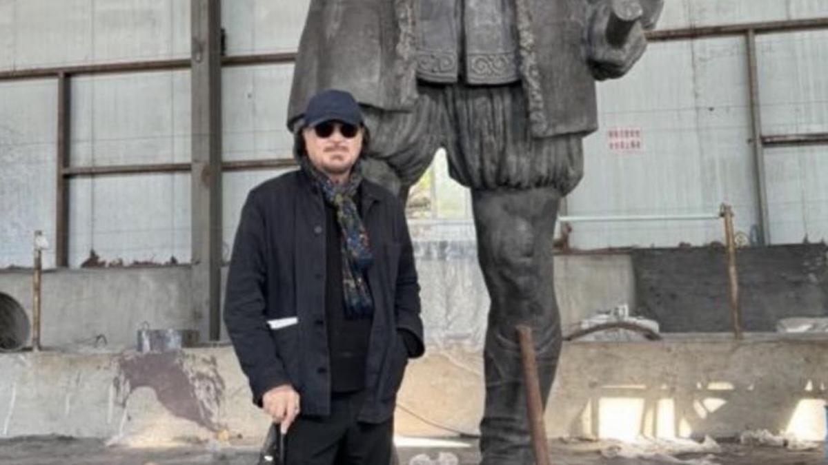 Ginés Serrán-Pagán, junto a una de sus esculturas.