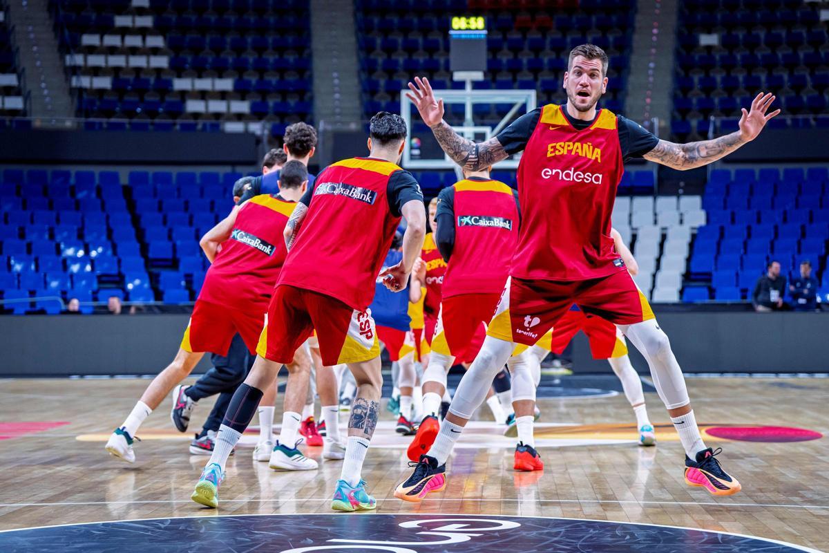 Fran Guerra, durante el calentamiento de España este sábado