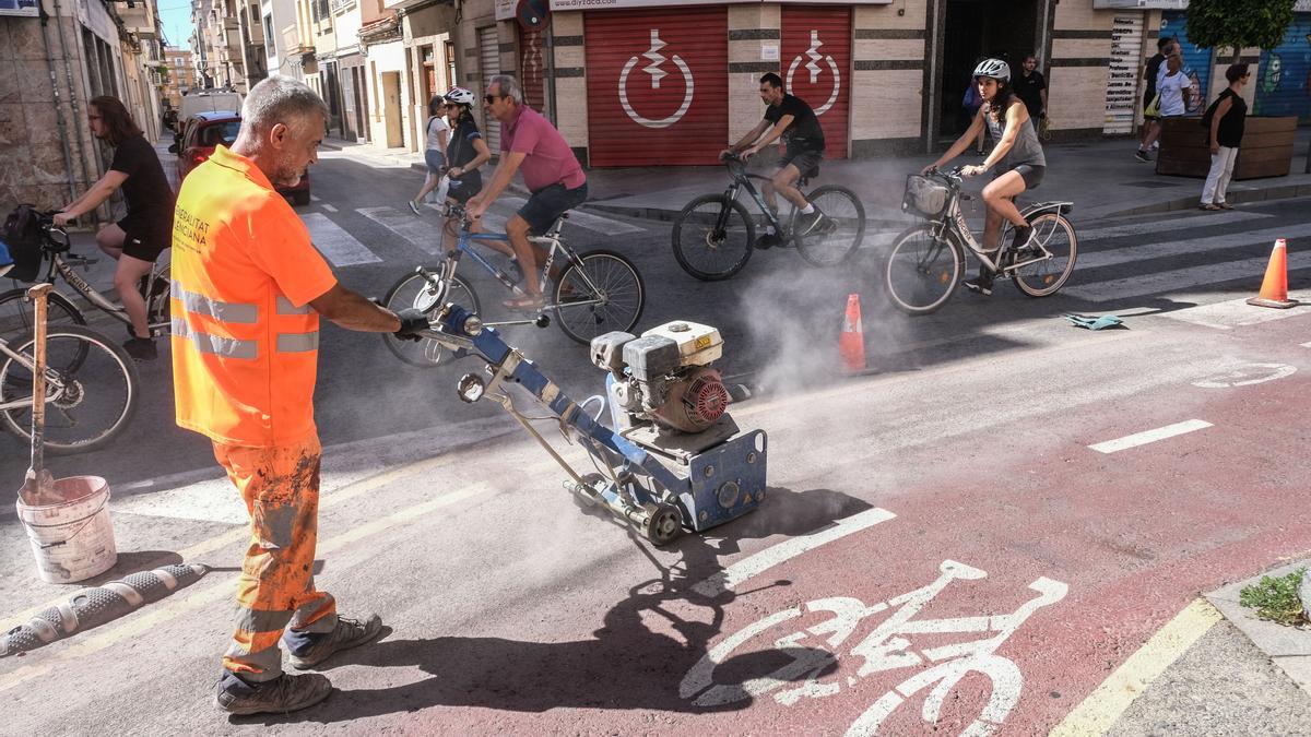 Ciclistas pasan en señal de protesta por José María Buck durante el desmantelamiento del carril bici hace unos días