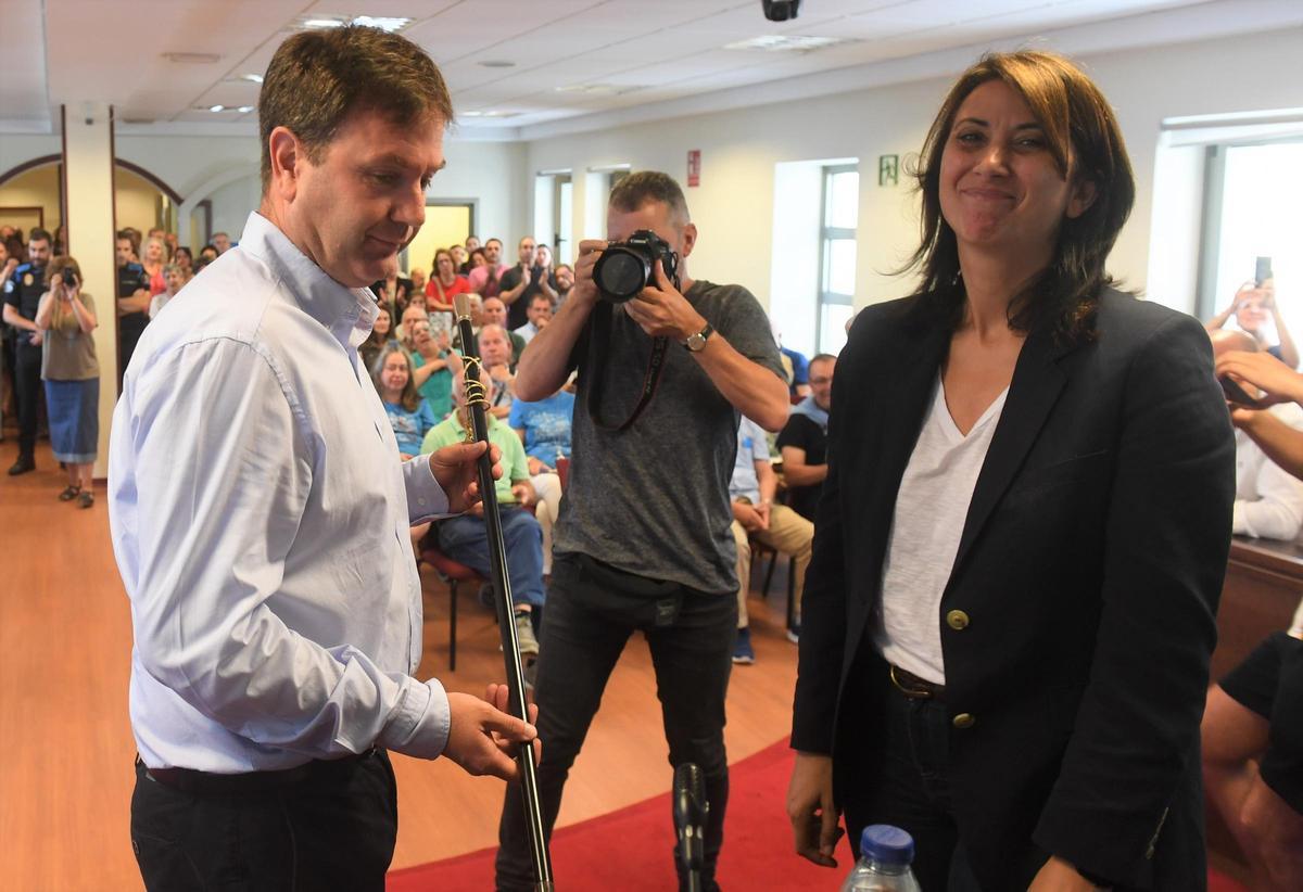 PLENO DE INVESTIDURA EN EL CONCELLO DE SADA. BENITO PORTELA (SADAMAIORIA) RECUPERA LA ALCALDIA 212 DIAS DESPUES DE LA MOCION DE CENSURA QUE LO CATAPULTO A LA OPOSICION. ENCARA SU TERCER MANDATO EN MINORIA, CON EL APOYO INCONDICIONAL DEL BNG Y LA MANO TENDIDA DE LA UNICA EDIL DEL PSOE PARA FORMAR UN TRIPARTITO DE IZQUIERDAS CON MAYORIA ABSOLUTA TRAS LAS ELECCIONES MUNICIPALES DEL 28 DE MAYO. EN LA IMAGEN, BENITO PORTELA TOMA EL BASTON DE MANDO DE MANOS DE MARIA NOGAREDA.