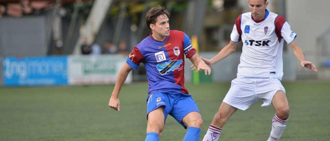 Borja Fernández controla el balón ante un jugador del TSK Roces.