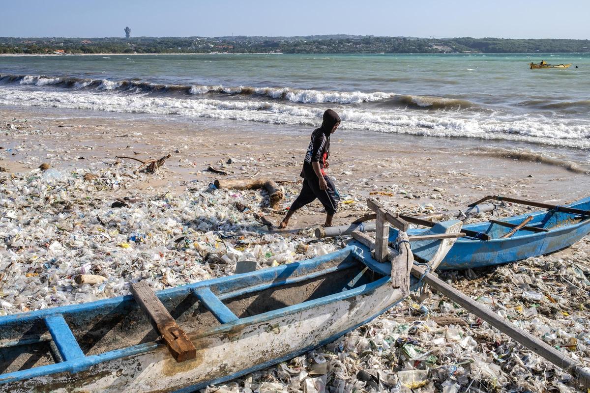 La basura se acumula en las playas de Bali tras la temporada de lluvias por la falta de gestión de residuos