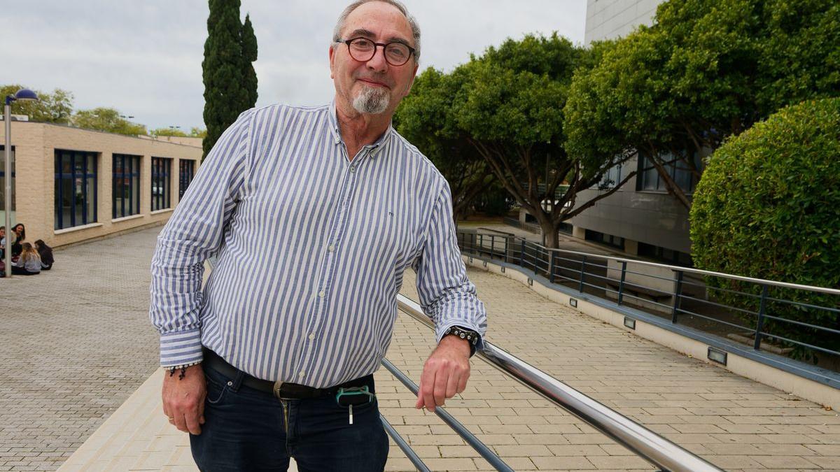 Ángel Luis Caballero, ante la Facultad de Ciencias Humanas de la UJI.