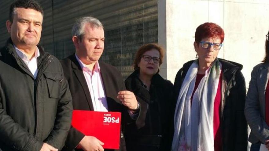 Cinco concejales del PSOE en la puerta de los juzgados