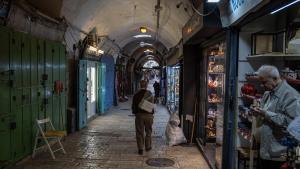 Una pareja pasea por una calle comercial de Jerusalén.