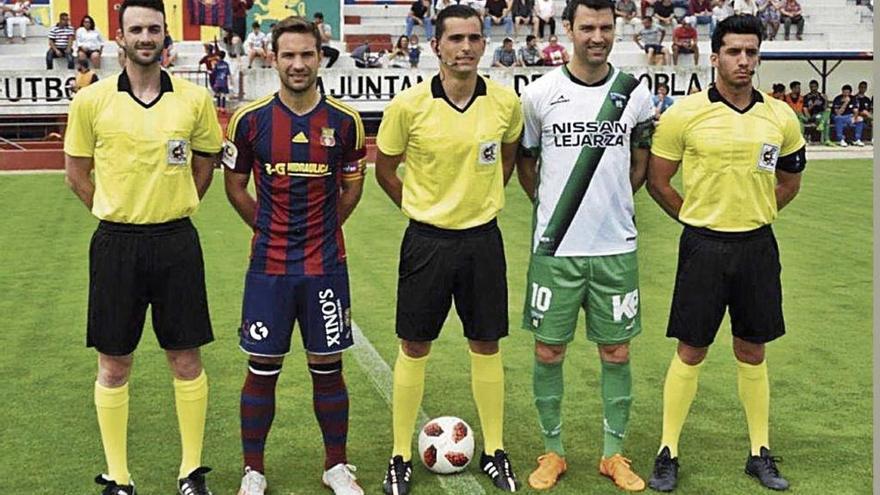 El colegiado Ãlvaro CÃ¡novas, junto a los capitanes del Poblense y el Sestao River.