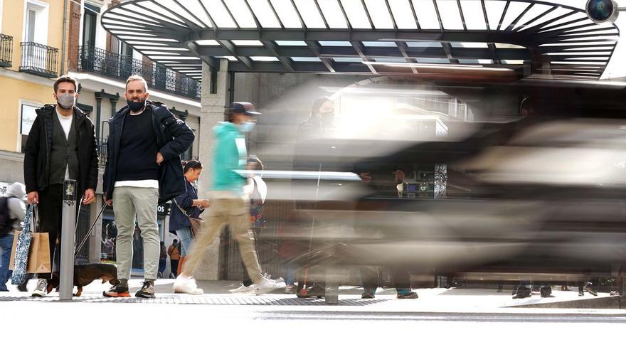 Madrid sigue postrada ante el dios de cuatro ruedas: “Las aceras están en peligro”