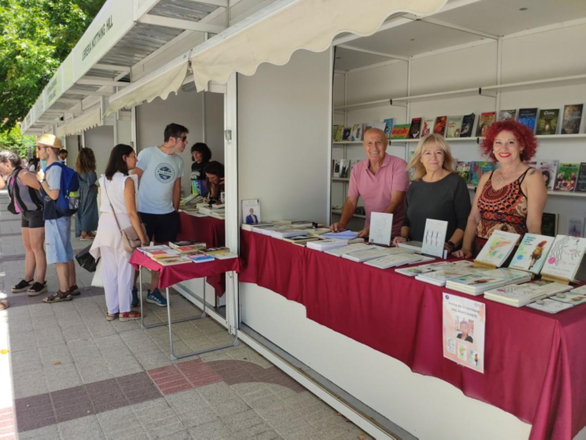 Algunos de los autores presentes en la Feria del Libro de Benavente. / E. P.