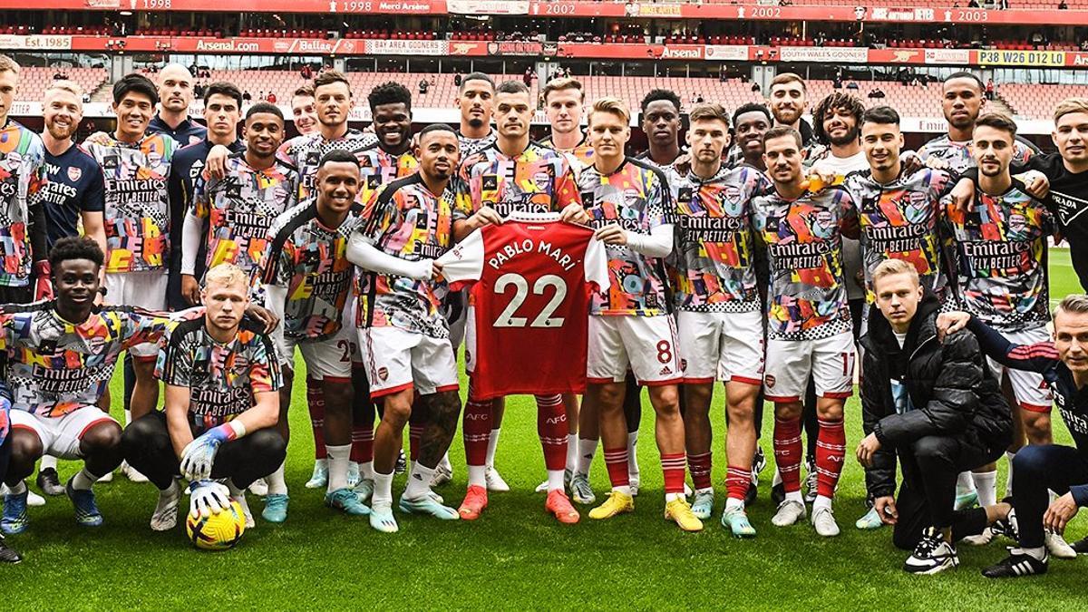 Los jugadores del Arsenal con la camiseta de Pablo Marí