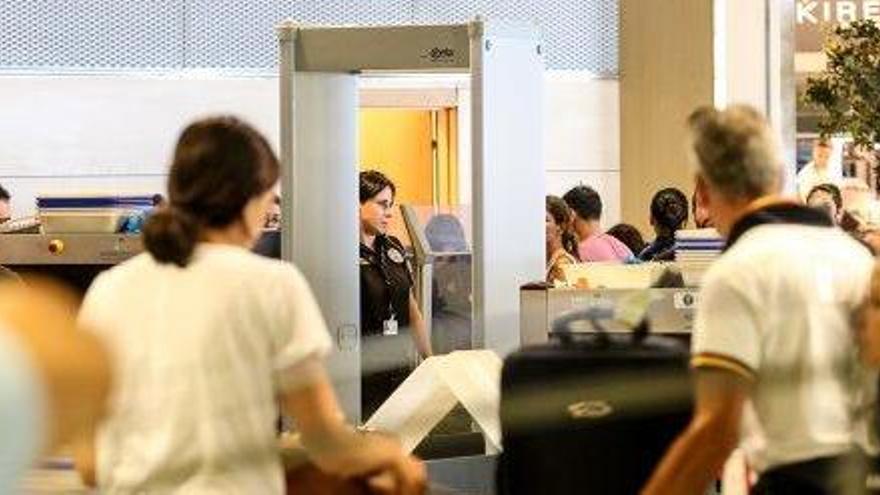 Pasajeros en el control de seguridad del aeropuerto de Ibiza durante la primera jornada de huelga.