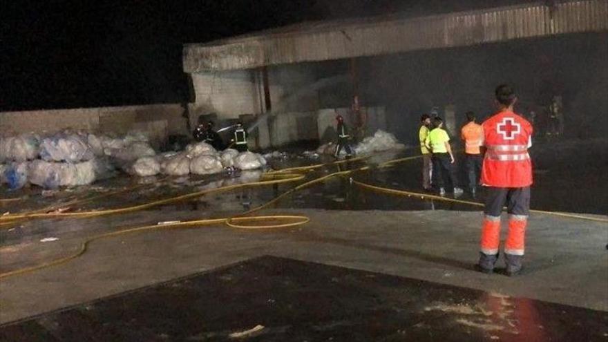 Una nave de la empresa de reciclajes Saica sufre el cuarto incendio en dos años