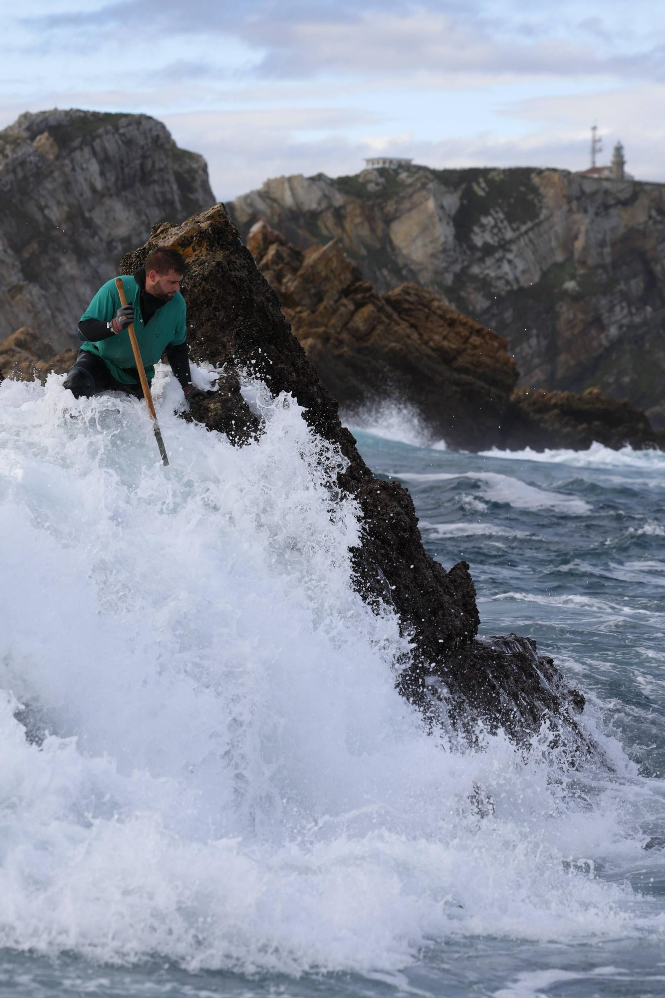 EN IMÁGENES: Así es la dura jornada de los perceberos del cabo Peñas: un oficio de alto riesgo a merced de las olas