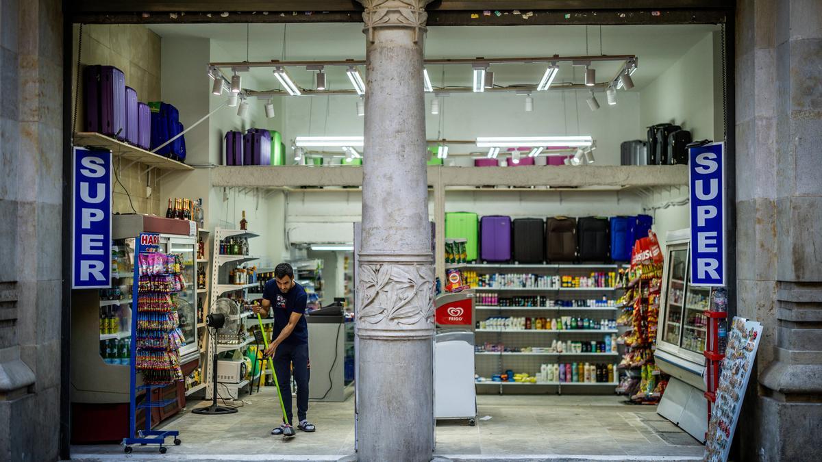 Supermercado 24h en los bajos de la Casa Heribert Pons, en la Rambla Catalunya