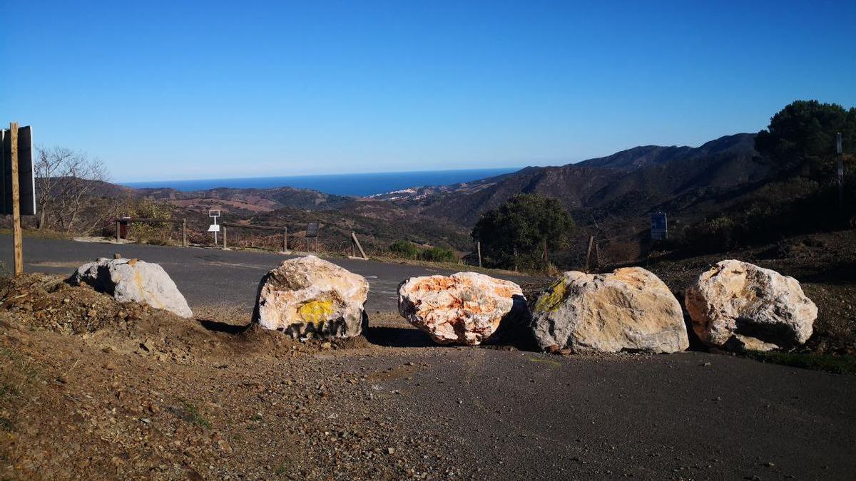 Pedres de grans dimensions bloquegen el pas fronterer del Coll de Banyuls entre Catalunya i França