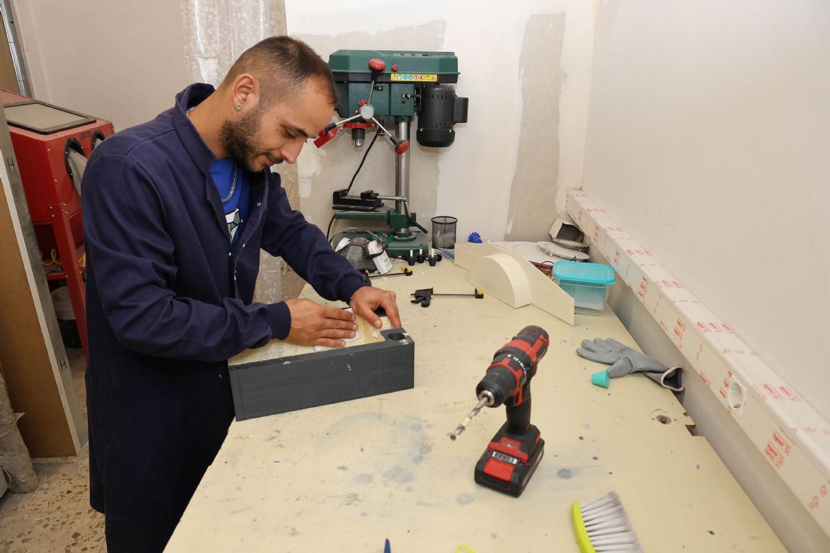 Diego, de Rysia, realizando un molde para una pieza de impresión para el naval