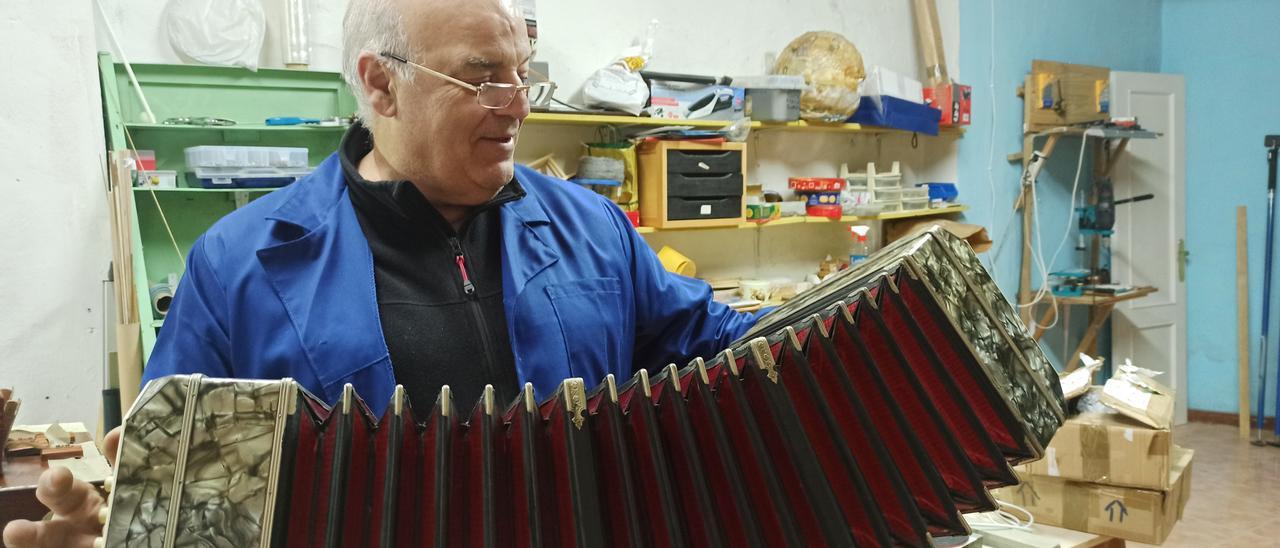 Felipe Rubial en su taller de reparación de acordeones en Grado.
