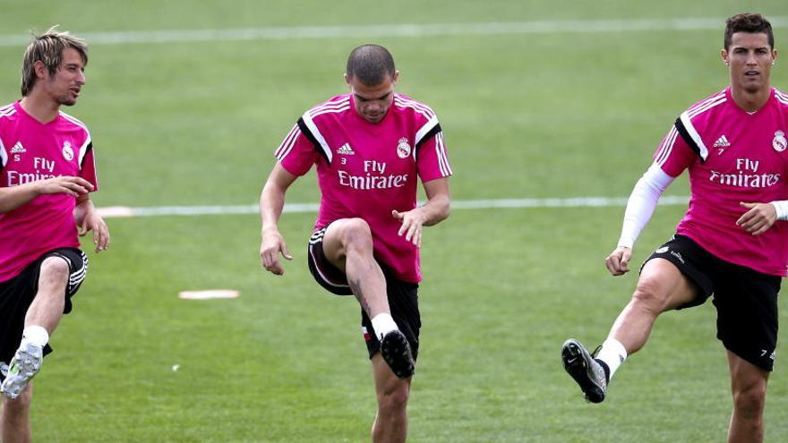 Coentrão, Pepe y Ronaldo durante un entrenamiento del Real Madrid.