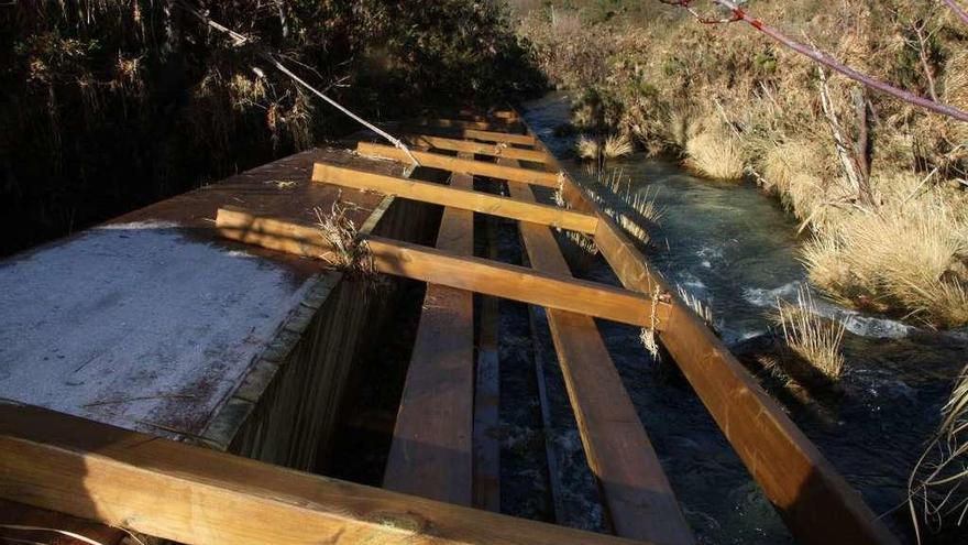 La estructura del puente tirada en un margen del río a finales de diciembre.