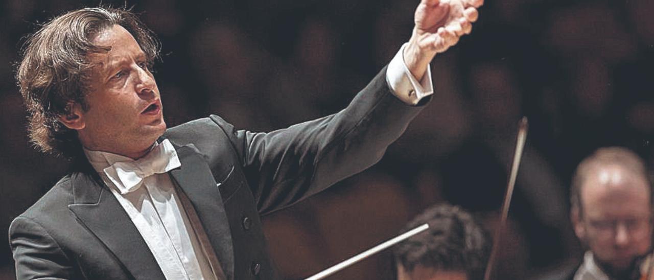 Gustavo Gimeno como maestro de orquesta. | MIGUEL LORENZO