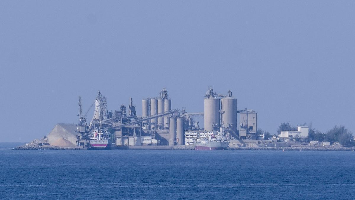 Vista de la cementera en el puerto de Santa Águeda.