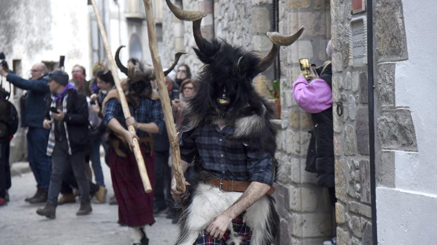 Bielsa revive de nuevo la tradición antigua de sus carnavales y Aragón se llena de disfraces