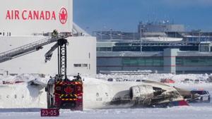 Un avió de passatgers bolca a la pista després d’aterrar a Toronto