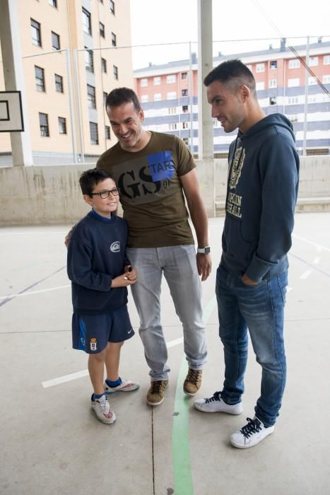 Los jugadores del Real Oviedo, Esteban y Diegui, visitan el colegio de La Corredoria 2