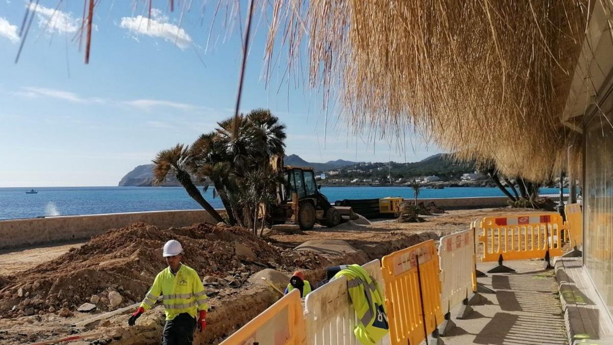 Noch laufen die Arbeiten an der Meerespromenade in Cala Ratjada auf Hochtouren.  | FOTO: SOPHIE MONO