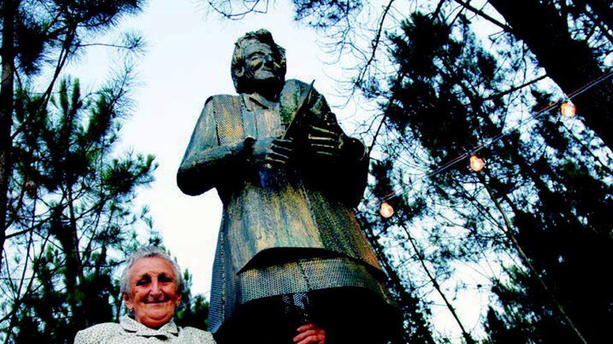 Vergentina Alnofrey, junto al monumento levantado en su memoria por los vecinos