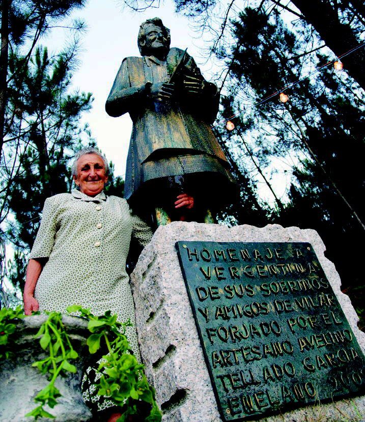 Vergentina Alnofrey, junto al monumento levantado en su memoria por los vecinos