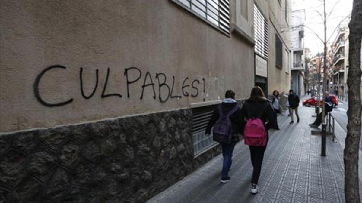 Una pintada en una pared del colegio de los Maristas, en la calle Caballero de Barcelona.