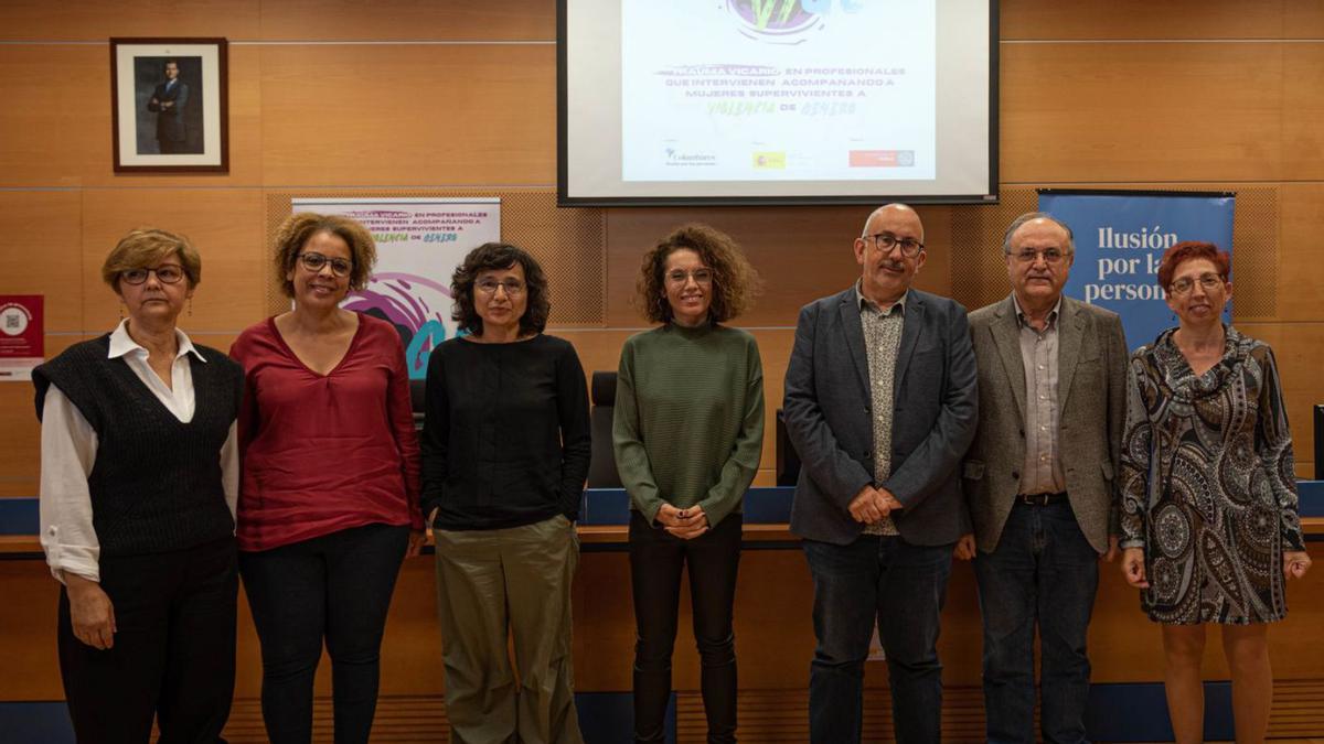 Foto de familia durante la presentación del proyecto en la Universidad de Murcia. | ASOCIACIÓN COLUMBARES